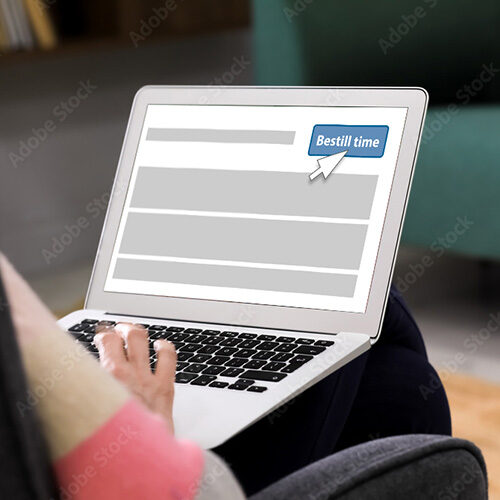 Ser på en nettside på laptop